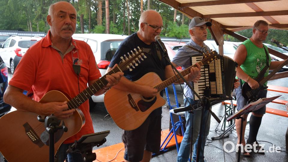 Die „Viertakter“ spielten beim Seniorennachmittag in Waldershof auf. Bild: jr