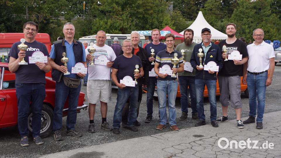 Die Pokalsieger beim Oldtimertreffen in Kemnath (von links): Hartmut Egeter, Erwin Doll, Thomas Leroy, Detlev Möstl, Elmar Högl vom KEM-Verband, Thomas Scherm, Fritz Pikale, Christoph Ferber, Hubert Hecht, Dennis Kux und Bürgermeister Roman Schäffler. Bild: bkr