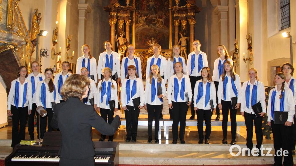 Konzentriert sang die Mädchenkantorei am Freiburger Münster beim Konzert in Erbendorf. Bild: Holger Popp