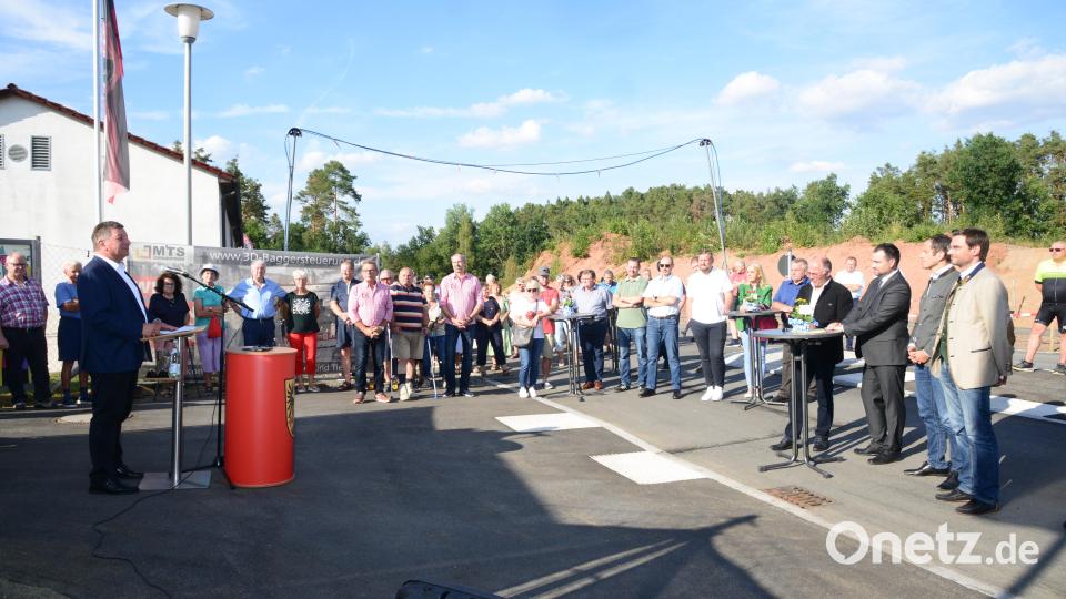 Bayerns Staatsminister für Bauen, Wohnen und Verkehr, Christian Bernreiter (links) lobt die Schaffung einer sicheren Radinfrastruktur durch den Markt Luhe-Wildenau. Bild: bey
