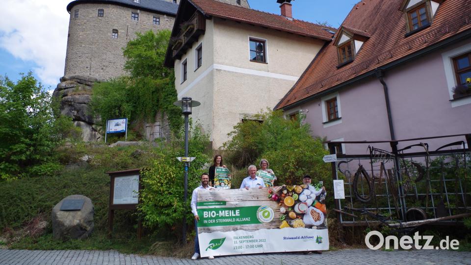 Die Verantwortlichen der Öko-Modellregion freuen sich schon auf die 2. Bio-Meile am Fuße der Burg 
Falkenberg. Von links: Bürgermeister Matthias Grundler, Elisabeth Waldeck, Steinwald-Allianz-Vorsitzender 
Johannes Reger, Eva Gibhardt und Günther Erhardt. Bild: Steinwald Allianz/exb