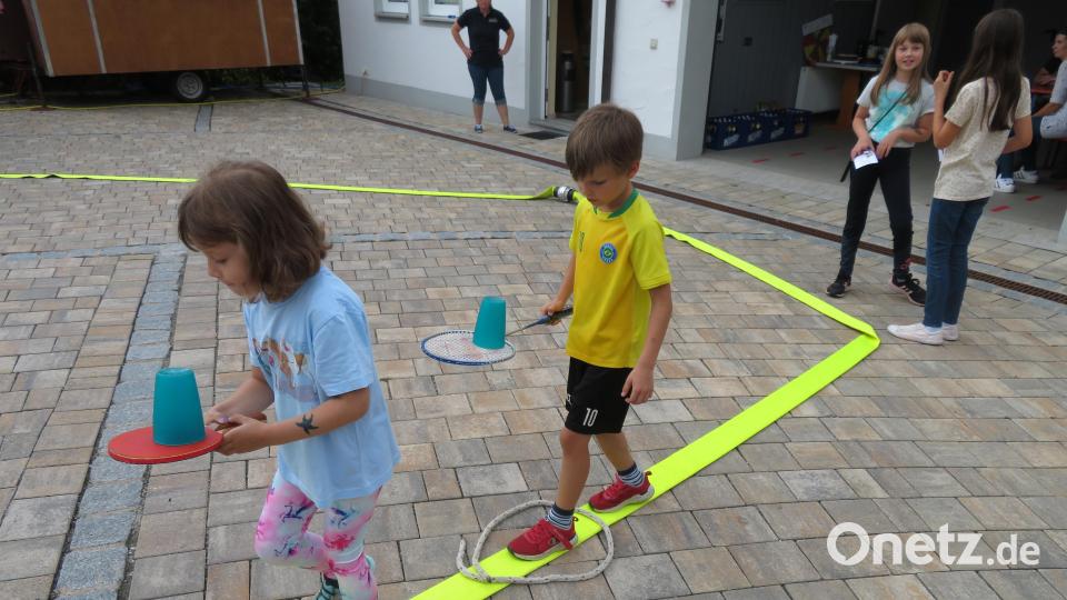Der Gleichgewichtssinn war beim Hindernislauf auf einem Federball- oder Tennisschläger zu transportierenden Gegenstand auf einem Schlauch mit gefordert. Bild: öt