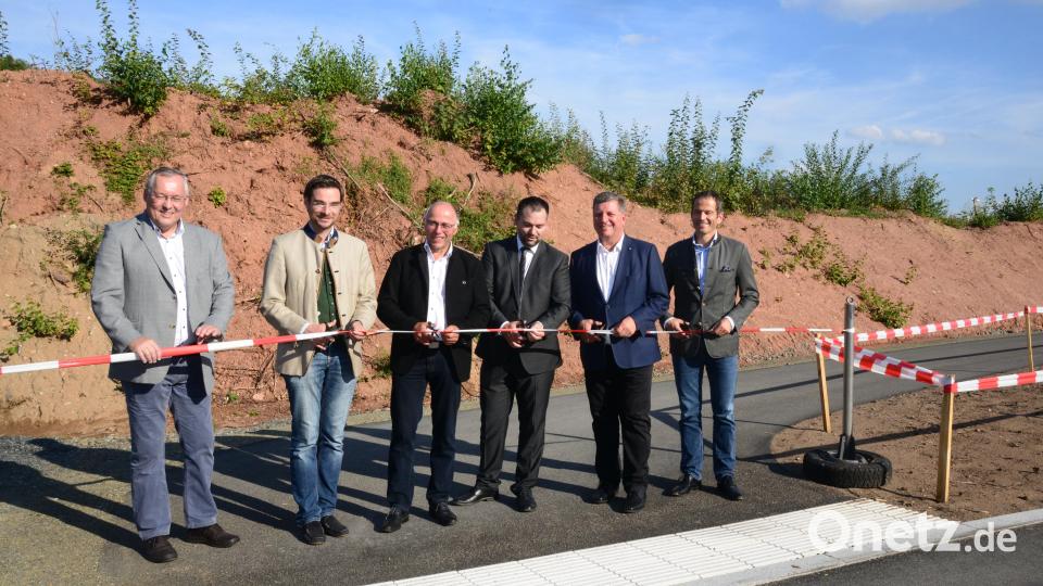 Josef Kreitinger, Regierung der Oberpfalz, Stephan Oetzinger, MdL, Albert Nickl, stellvertretender Landrat, Bürgermeister Sebastian Hartl, Staatsminister Christian Bernreiter und Albert Rupprecht, MdB, geben per Scherenschnitt den Radweg offiziell für die Radler frei. Bild: bey