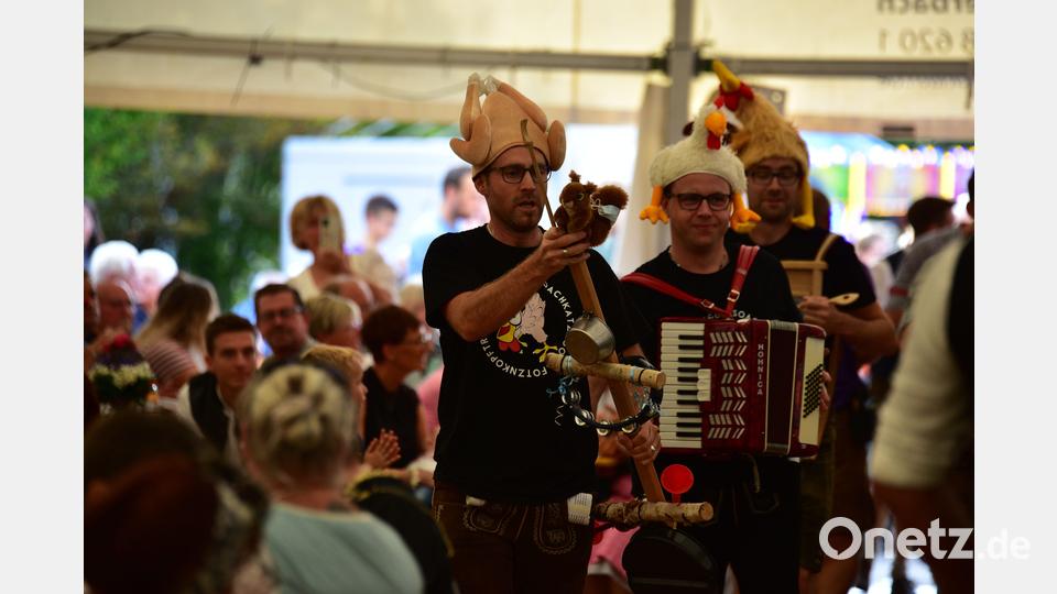 Das "Zitronengelbsoachkatzlgocklfotznkopftrio" gab amüsante und teilweise auch derbe Gstanzl über das Dorfleben in Stulln zum Besten. Bild: Michael Altrichter/exb