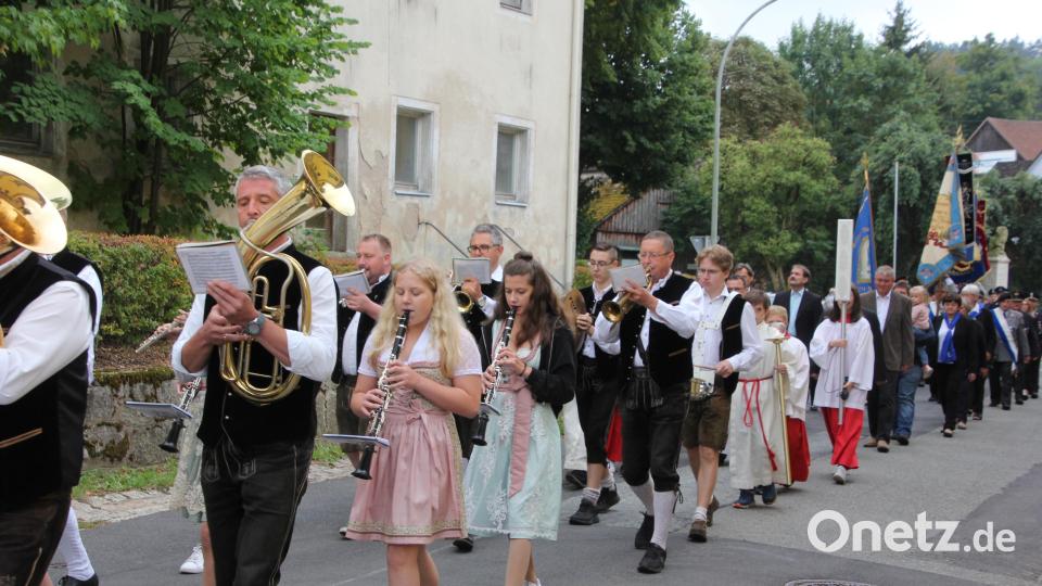 Ein stattlicher Kirchenzug, angeführt von der Blaskapelle Thanhausen, bewegte sich durch die Straßen von Hohenthan zur Pfarrkirche. Bild: kro