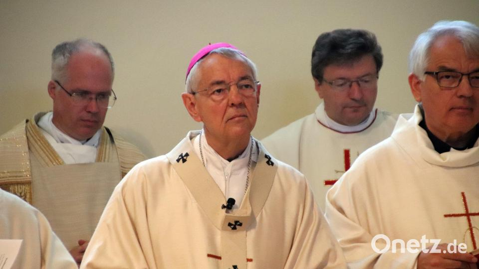 Erzbischof Ludwig Schick (Zweiter von links) feierte den Gottesdienst zur zeitlichen und ewigen Profess. Bild: jma
