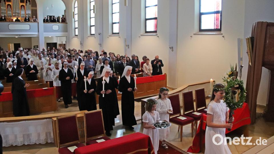 Vor ihrem Gelübde ziehen die fünf Schwestern in die mit Eltern, Geschwistern, Freunden und geladenen Gästen besetzte Mutterhauskirche ein. Bild: jma