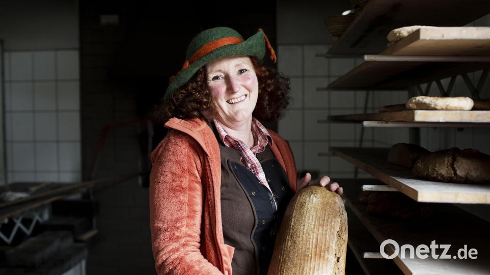 Bettina Robl vom Heckenhof freut sich schon auf die 2. Bio-Meile. Sie wird wieder frische Bio-Backwaren aus dem Steinbackofen anbieten. Bild: Daniel Delang/Öko-Modellregionen Bayern/exb