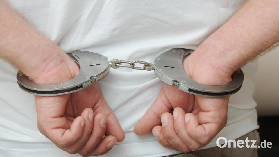 Ein Jugendlicher aus Amberg wurde von mehreren Tätern ausgeraubt und mit einer Schusswaffe bedroht. Die Kriminalpolizeiinspektion Amberg nahm nach intensiven Ermittlungen mehrere Tatverdächtige fest. Symbolbild: Uli Deck/dpa