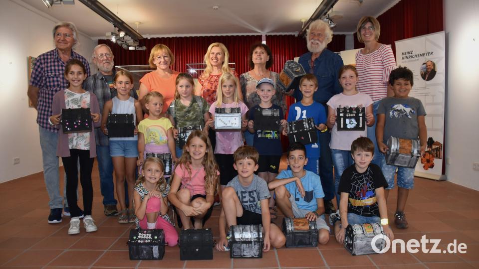 Am Ende der Veranstaltung wurde mit einem Gruppenbild aller Kinder und Betreuer noch einmal die nun fertige, schöne Bastelarbeit dokumentiert. Bild: ubb