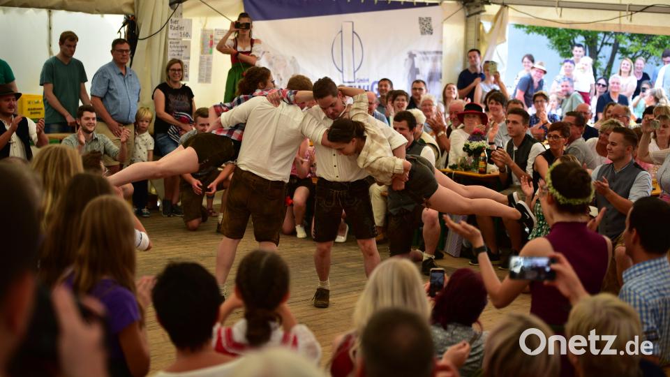 Die Kirwapaare zeigten einen originellen Showtanz mit wechselnden Musikstücken Bild: Michael Altrichter/exb