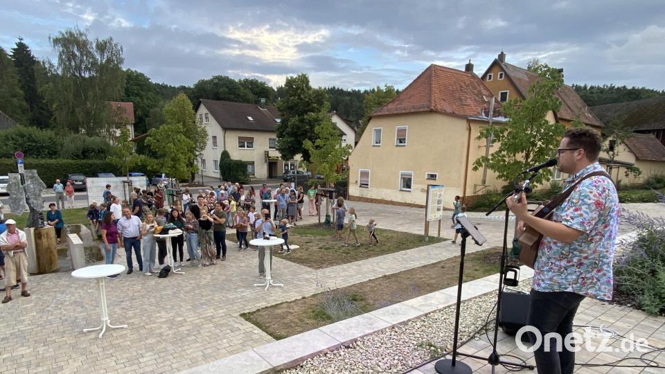 Felix Gleixner tritt auf dem neuen Dorfplatz in Poppenricht auf. Bild: Dominik Mitterer/exb