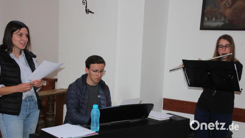 Anja Sporer, Florian Löw und Marina Richt (von links) gestalteten den &quot;Evensong&quot; gesanglich und musikalisch. Bild: kro