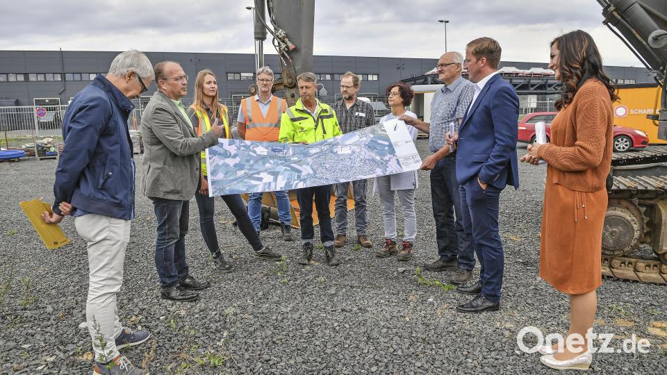 Baustart zwischen Kreisverkehr und Bahnlinie: Im Bild (von links) Baudirektor Gerhard Kederer, Walter Scharnagl, Ramona Sollfrank (Bauleitung Firma Scharnagl), Ingenieur Hubert Stark, Polier Jürgen Krämer, Ingenieur Harald Götz, Iris Seeber vom Waldershofer Bauamt, Wilfried Neumann, Baudirektor Tobias Bäumler und Bürgermeisterin Margit Bayer. Bild: Florian Miedl/fph