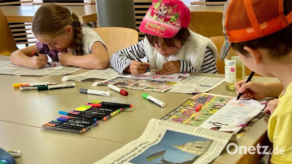 Auch beim Bemalen der Stoffzuschnitte ließen die Kinder ihrer Kreativität freien Lauf. Bild: vsr
