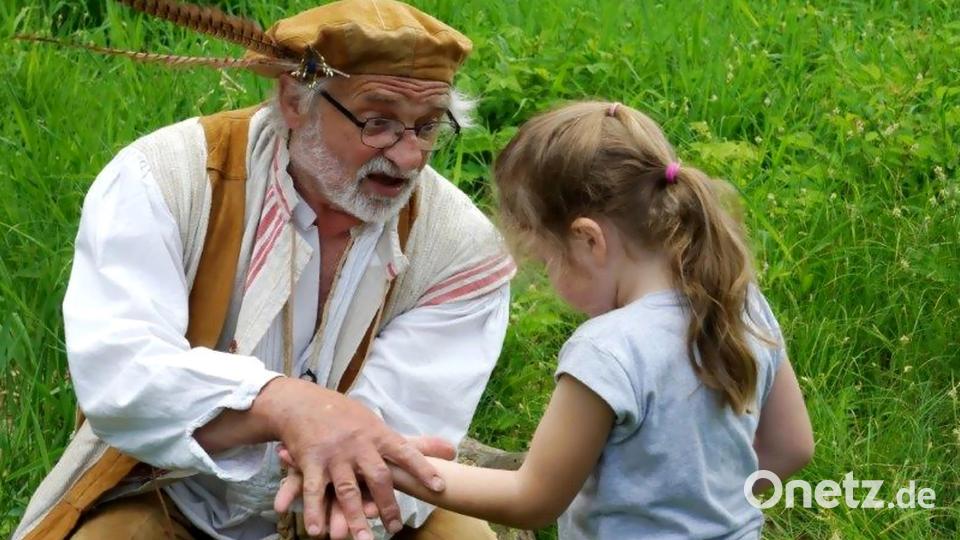 Von den sagenhaften &quot;Schmunzelsteinen&quot; berichtete der Vorsitzende des Fichtelgebirgsvereins Ebnath, Martin Exner (links). Bild: Gesellschaft Steinwaldia/exb