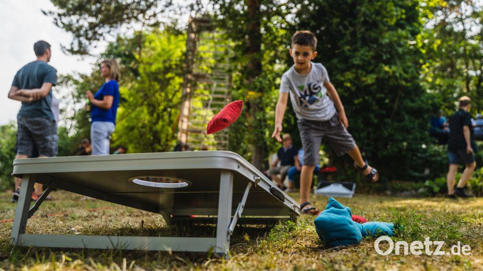 Mit Mais gefüllt sind die kleinen Säckchen, die beim Cornhole möglichst durch das Loch in der Plattform fliegen sollen. Bild: Michael Girbert/exb