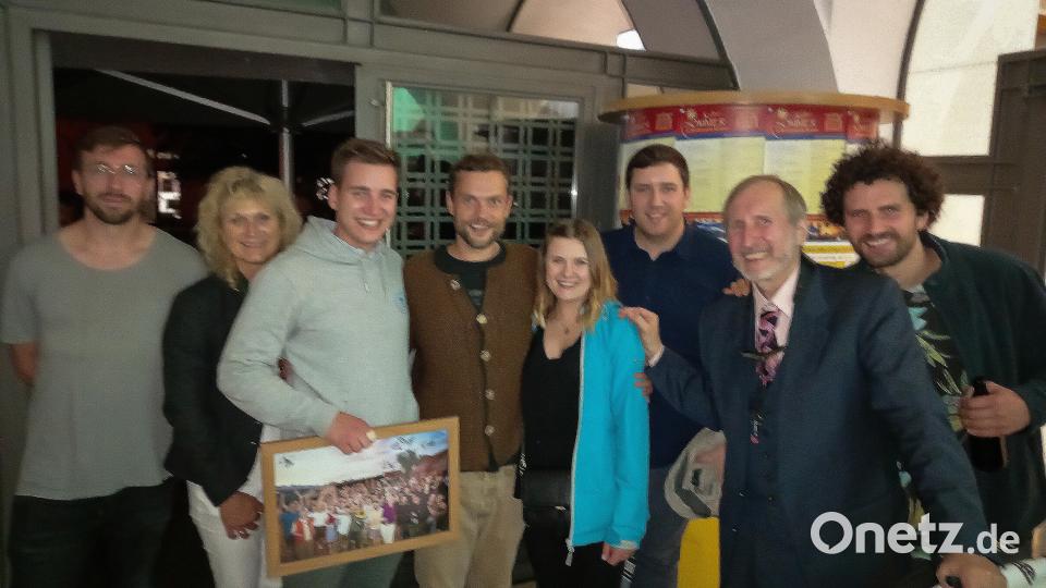 Mittlerweile als alte Bekannte treffen sich Ende August der Lennesriether Simon Griesbach (Dritter von links) samt Familie und die Gruppe "Monobo Son" beim Weidener Sündikat-Konzert. Die Vollblutmusiker sind von den Spenden Griesbachs begeistert. Bild: fvo