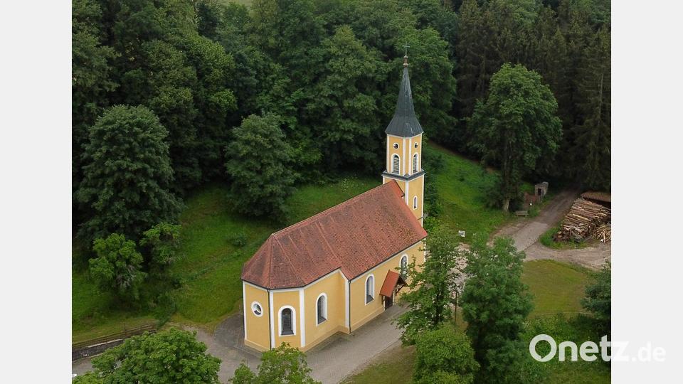 Die Mausbergkirche: Aus der Vogelperspektive liegt sie ruhig da, ab Sonntag sind jedoch hoffentlich wieder zahlreiche Wallfahrer im Anmarsch. Bild: swo