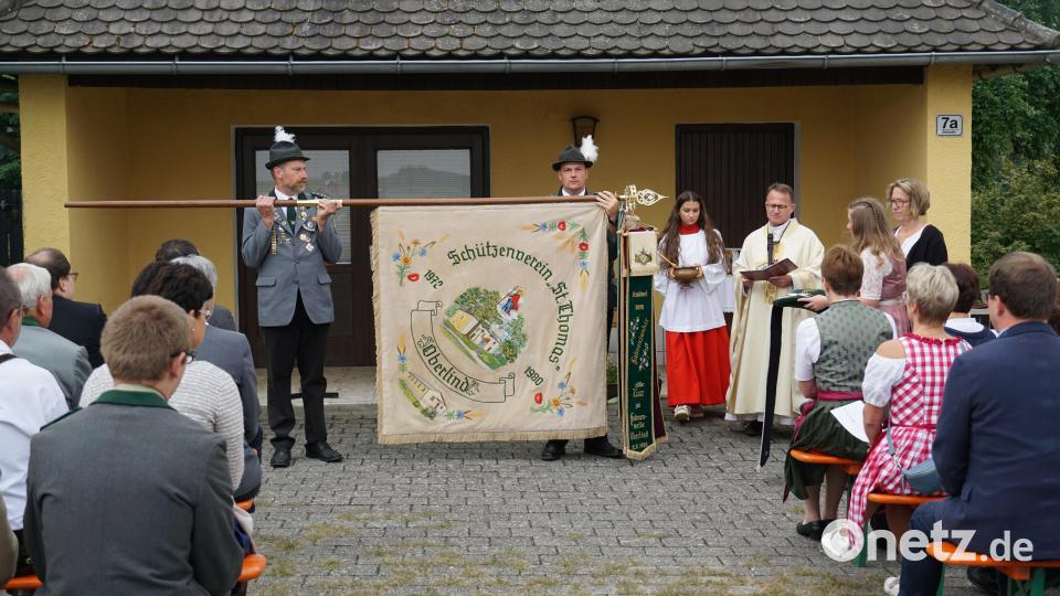 Die restaurierte Schützenfahne erhält von Dekan Alexander Hösl beim Festgottesdienst mit der Roggensteiner Jugendkapelle die kirchliche Segnung. Bild: exb/Lena Lukas