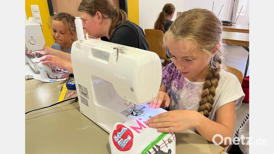Beim Nähen an den Maschinen zeigten die Kinder ihren geschickten Umgang mit Nadel und Faden. Bild: vsr