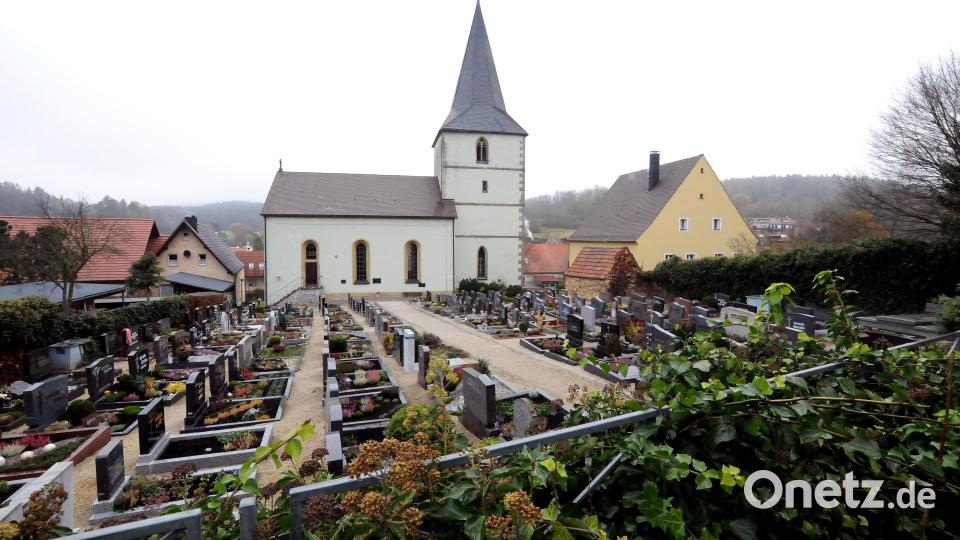 Der Friedhof in Eschenfelden (Gemeinde Hirschbach) und die Corpus-Christi-Kirche. Archivbild: Stephan Huber