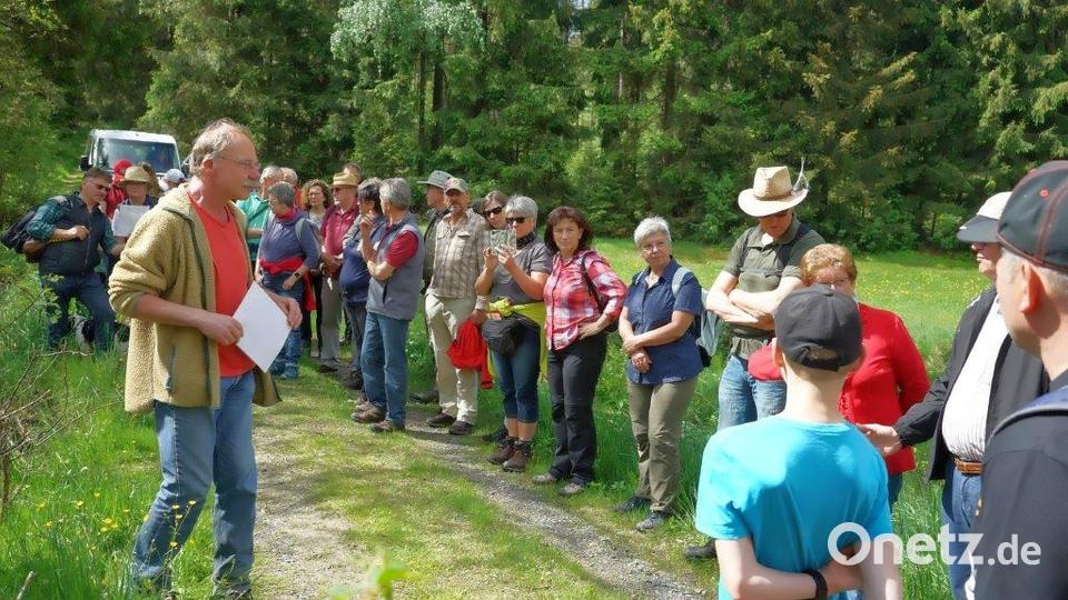 Viel über die Biber, die ganz in der Nähe wohnen, wusste der Revierförster der Bayerischen Staatsforsten und Mitglied der Gesellschaft &quot;Steinwaldia&quot;, Wolfgang Schödel (links). Bild: Gesellschaft Steinwaldia/exb