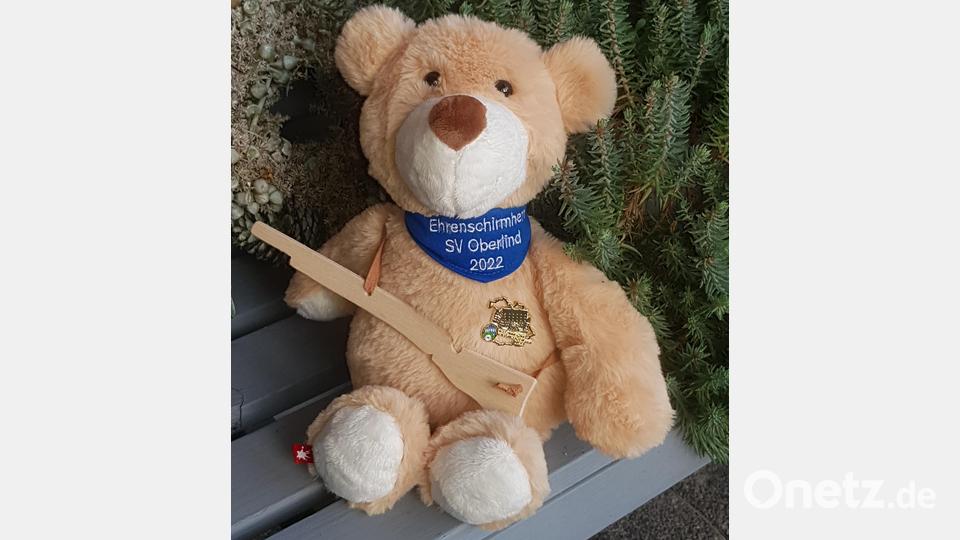 Ein von Renate Kellner designter und selbst genähter Teddybär erhielt Gewehr und Halstuch und wurde so zum Festbären umfunktioniert. Bild: dob