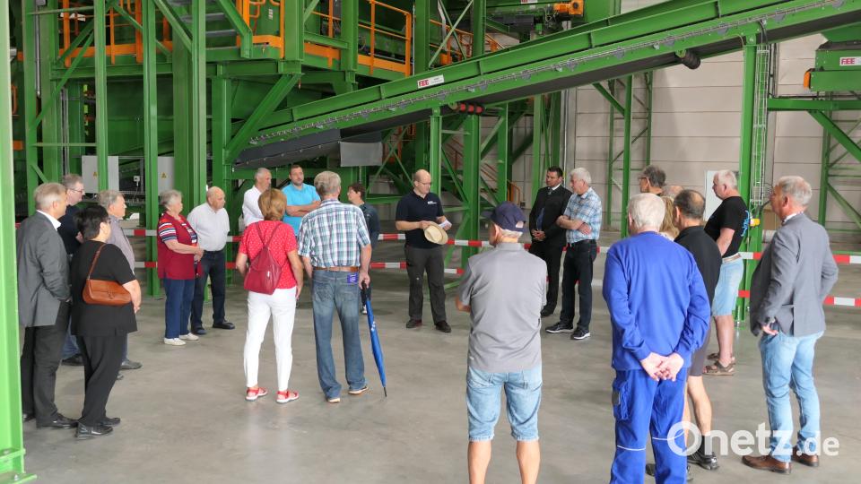 Viel Wissenswertes über Sortierung, Sortiertechnik und Recyclingprozesse erfuhren die Gäste beim Infotag an der Sortieranlage von den Beschäftigten der OVEG. Bild: Stefan Karl/exb