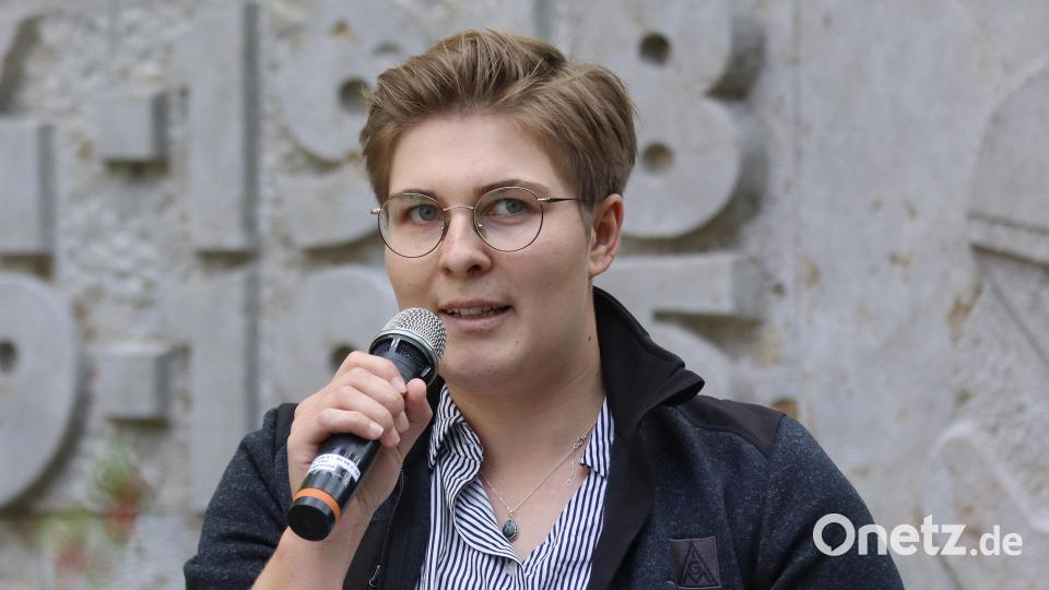 Katrin Wieser von der IG Metall Amberg begrüßte die Teilnehmer am Mahnmal. Bild: mfh
