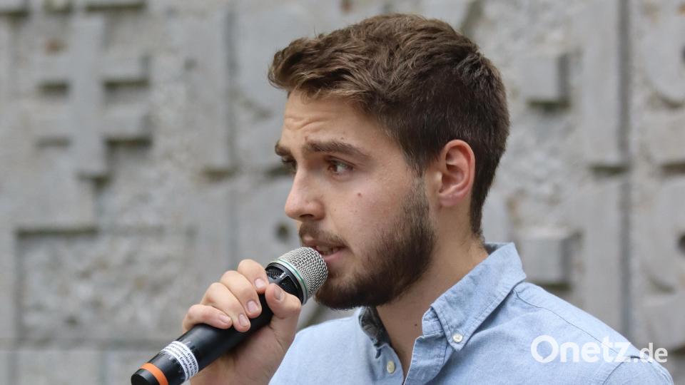 Der Hauptredner, Roman Lachnitt, ist Vorsitzender der Jugend- und Auszubildendenvertretung bei der Firma ZF in Auerbach und zudem in der Ortsjugendausschuss-Leitung aktiv. Bild: mfh