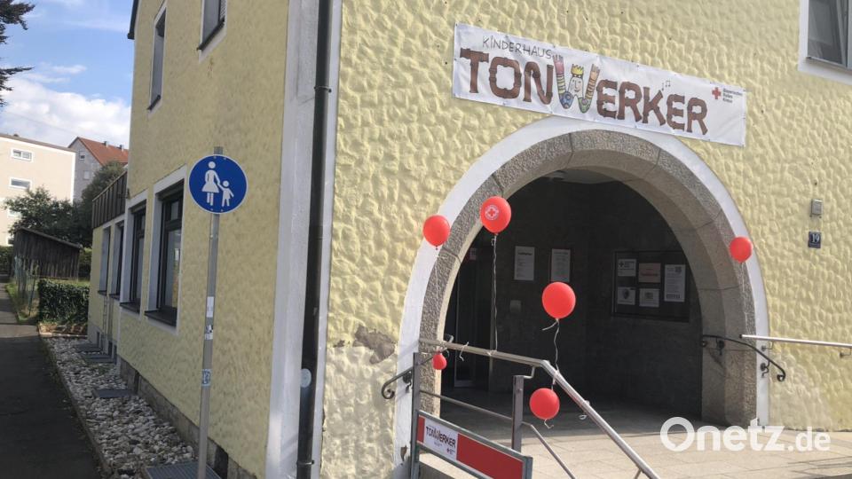 Rote Luftballons und ein Banner weisen auf das Übergangsdomizil der &quot;Tonwerker&quot; hin. Bild: wro