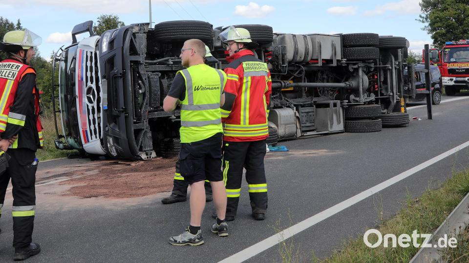 Auf der Autobahnauffahrt Richtung Nürnberg bei Ursensollen ist ein mit Baugerüsten beladener LKW umgekippt. Bild: Wolfgang Steinbacher