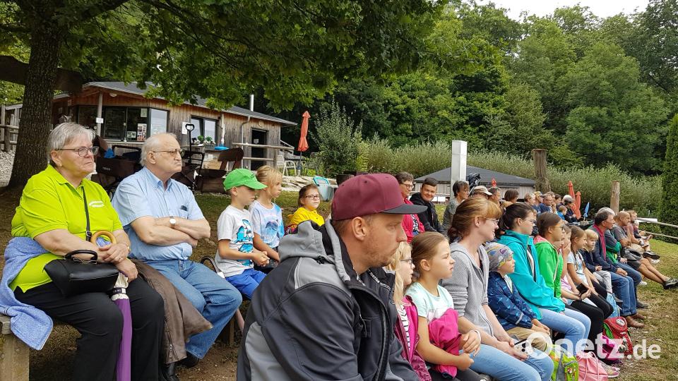 Gebannt verfolgten die Teilnehmer der Ferienprogramm-Tour in den Greifvogelpark Katharinenberg die Flugvorführungen. Bild: Andrea Zinnecker/exb