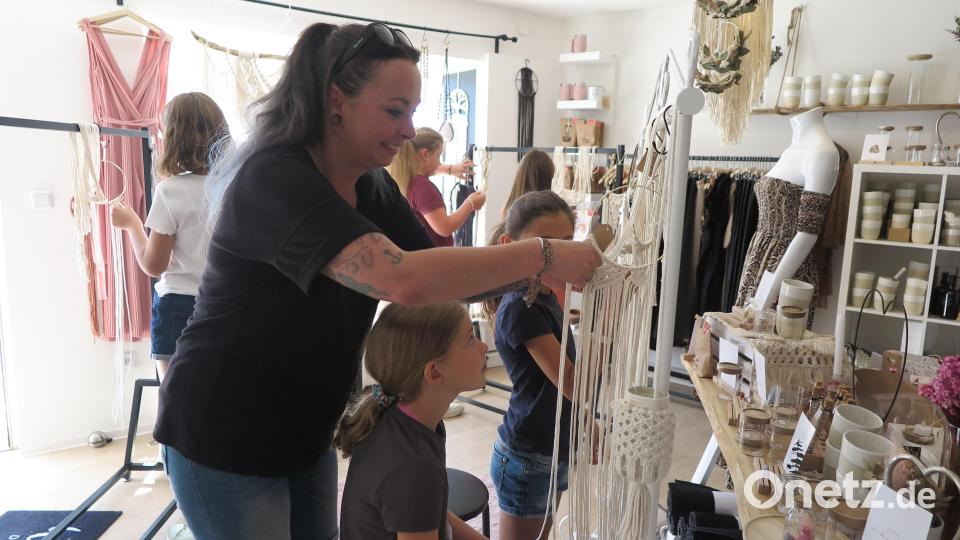 Ina Karger half den Mädchen beim Knüpfen eines Lebensbaums. Bild: jzk