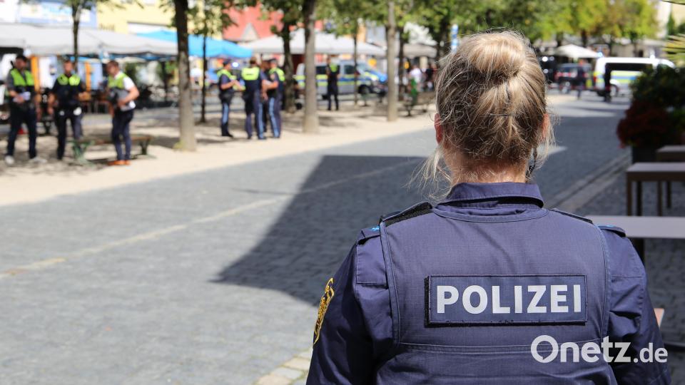 Großeinsatz der Polizei in der Weidener Innenstadt: Eine Frau soll drei Personen mit einem schwertähnlichen Gegenstand verletzt haben. Bild: Sebastian Böhm