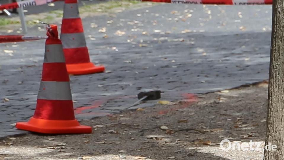 Die mutmaßliche Tatwaffe liegt eingekreist auf dem Boden der Fußgängerzone am Unteren Markt. Bild: Sebastian Böhm
