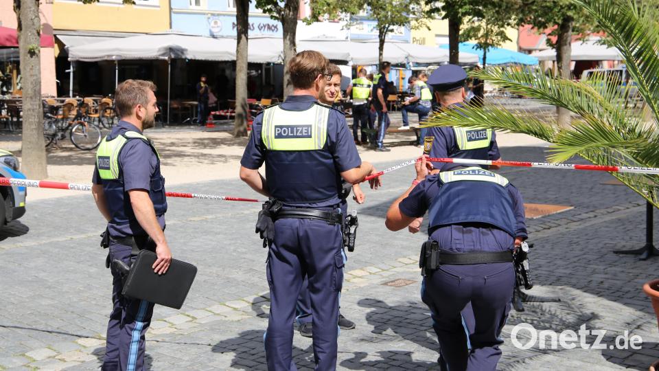 Großeinsatz der Polizei in der Weidener Innenstadt: Eine Frau soll drei Personen mit einem schwertähnlichen Gegenstand verletzt haben. Bild: Sebastian Böhm