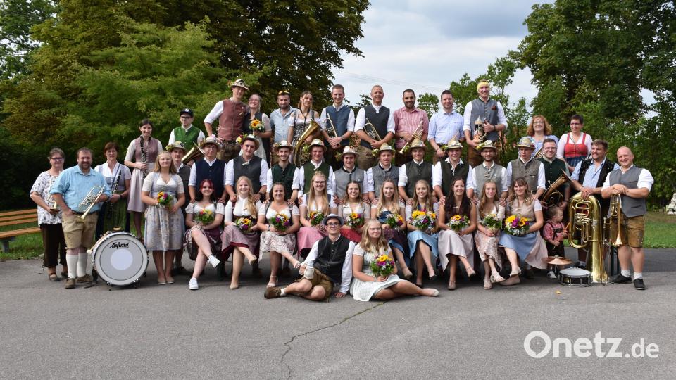 Beim Gruppenfoto können fesche 16 Kirwapaare und die Schlichter Kirwamusiker der Werkvolkkapelle Schlicht aufatmen - ihr Auftritt ist bestens gelungen. Das Oberkirwapaar vorne Mitte Jana Münch &amp; Tim Wiesneth Bild: sak