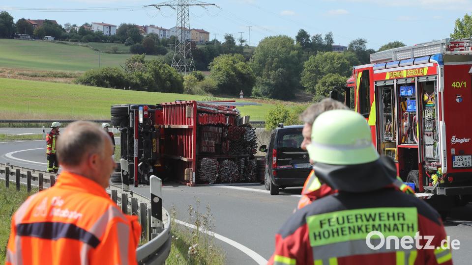 Auf der Autobahnauffahrt Richtung Nürnberg bei Ursensollen ist ein mit Baugerüsten beladener LKW umgekippt. Bild: Wolfgang Steinbacher