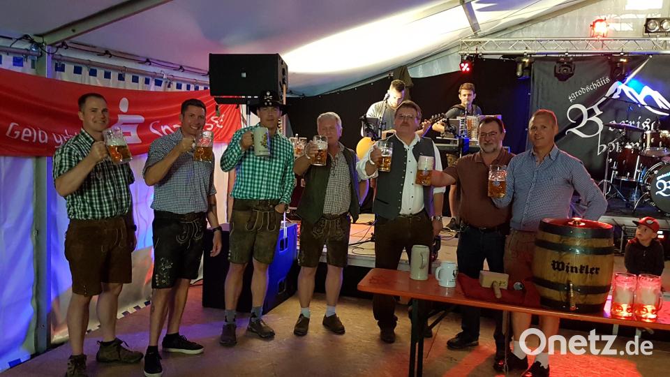 Mit dem „Wolfpack“ der US-Amerikaner hat die Kirwagemeinschaft eine Patenschaft, daher legte Kommandeur Lieutenant Colonel Peter Ericsson beim Bieranstich Hand an und nach 3 Schlägen hieß es dann „O zapft is“
Von links: Von der 3rd Squadron, 2nd Cavalry Regiment mit dem Beinamen &quot;Wolfpack&quot; aus dem U.S. Südlager (Rose Barracks) Vilseck, Executive Officer Major Daniel York; Command Sergeant Major Christopher Carbone; Kommandeur Lieutenant Colonel Peter Ericsson; sowie U.S.Army Pressesprecher Franz Zeilmann; Vilsecks Bürgermeister Hans-Martin Schertl; Brauereichef Karl Winkler und der Vorsitzende der Kirwagemeinschaft Schlicht Andreas Kredler Bild: sak