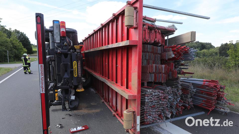 Auf der Autobahnauffahrt Richtung Nürnberg bei Ursensollen ist ein mit Baugerüsten beladener LKW umgekippt. Bild: Wolfgang Steinbacher