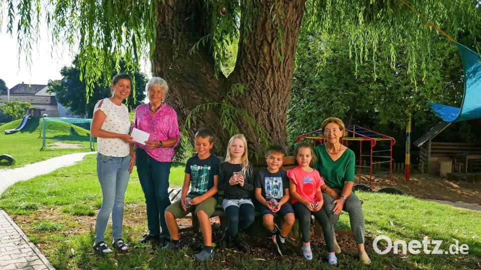 Leiterin Ivonne Wamser (links) vom Kindergarten St. Anna möchte die Spende für ein neues Hochbeet verwenden. Bild: wbe