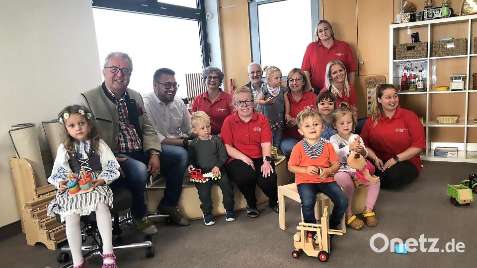 Start im neuen Kinderhaus: Erste Gäste waren Bürgermeister Toni Dutz (Zweiter von links), Sven Lehner (Dritter von links), stellvertretender Kreisgeschäftsführer des BRK, und Thomas Weiß, Geschäftsleiter im Rathaus Wiesau (hinten, Mitte). Bild: wro