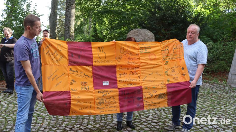 Verschiedene Einzelstatements für den Frieden wurden zu einem Banner zusammengenäht. Bild: mfh