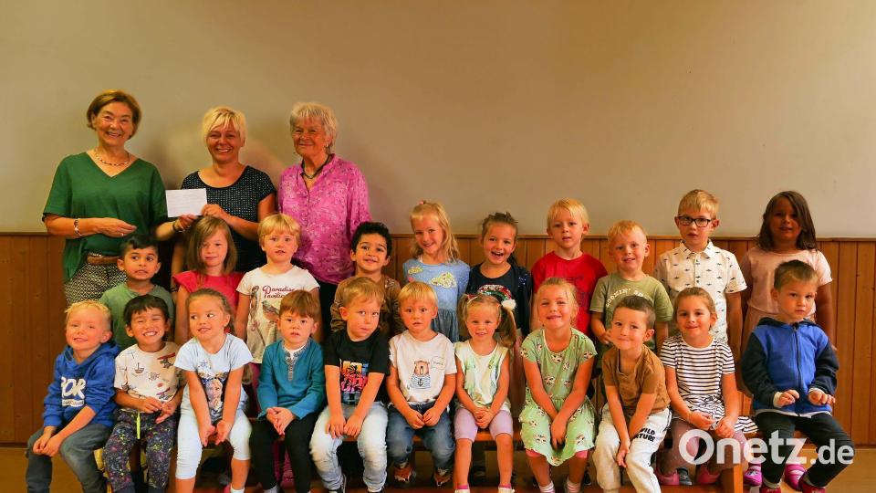 Bei der Spendenübergabe im St.-Marien-Kindergarten: (hinten, von links) Brigitte Weigl, die Leiterin Tanja Fuchs, Renate Weiß und die Kinder, die sich auf neue Bilderbücher und Spiele freuen. Bild: wbe