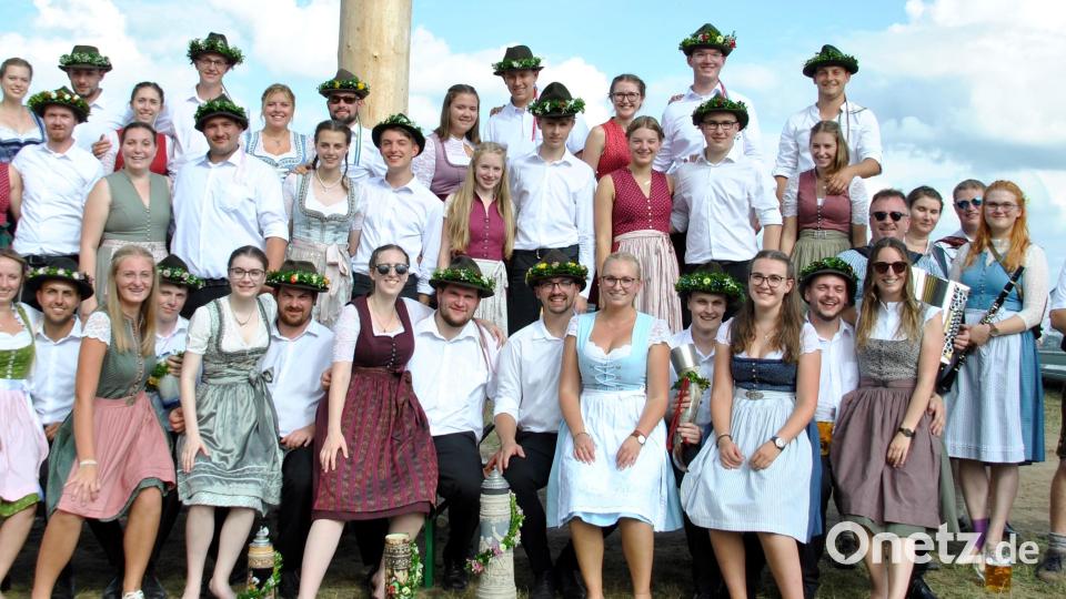 19 KIrwapaare bereicherten die traditionelle Aschacher Kirwa Bild: sche