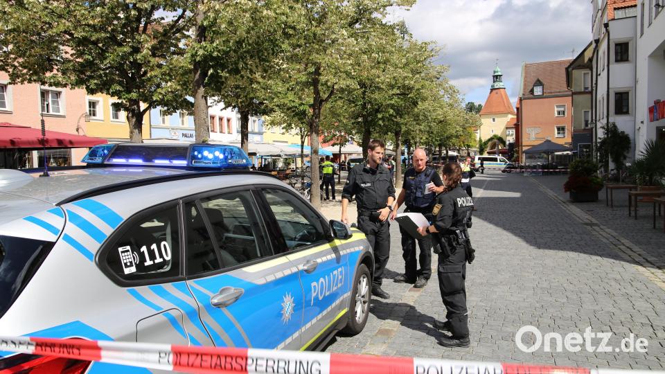 Großeinsatz der Polizei in der Weidener Innenstadt: Eine Frau soll drei Personen mit einem schwertähnlichen Gegenstand verletzt haben. Bild: Sebastian Böhm