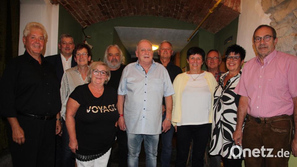 Der SKC Bavaria Fortuna Waldsassen zeichnete bei einem Festabend Mitglieder aus, die den Verein vor 42 Jahren mit ins Leben riefen. Den Geehrten, darunter auch Vorsitzender Peter Preisinger (links), gratulierte Dritter Bürgermeister Markus Scharnagl (Zweiter von links). Bild: kro