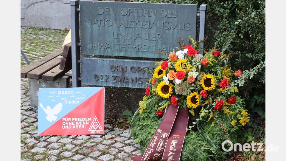 Zum Gedenken an die Opfer von Krieg und Gewaltherrschaft legten Gewerkschafter am Mahnmal einen Kranz nieder. Bild: mfh